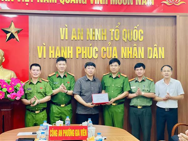PHƯỜNG GIA VIÊN: KỊP THỜI THĂM HỎI, ĐỘNG VIÊN, BIỂU DƯƠNG, KHEN THƯỞNG CÁC TẬP THỂ, CÁ NHÂN TRONG CÔNG TÁC ĐẤU TRANH PHÒNG CHỐNG TỘI PHẠM VÀ CỨU NGƯỜI GẶP NẠN