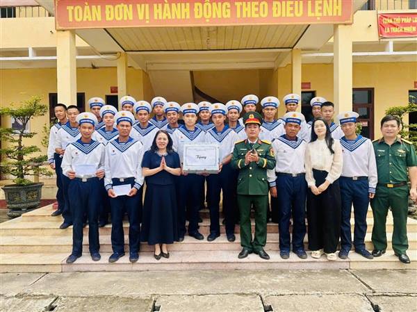 Đoàn công tác phường Gia Viên đi thăm, động viên Chiến sỹ mới nhập ngũ và gia đình Chiến sỹ mới nhập ngũ năm 2026 có hoàn cảnh khó khăn.