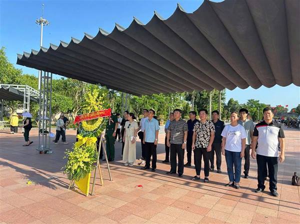 Đoàn công tác của Đảng uỷ - HĐND - UBND - UBMTTQ Việt Nam phường Gia Viên tổ chức chuyến hành trình "Về nguồn" ý nghĩa thăm Nghĩa trang Liệt sĩ Quốc gia Trường Sơn, Nghĩa trang Liệt sĩ Quốc gia Đường 9, Thành cổ Quảng Trị và Khu mộ Đại tướng Võ Nguyên Giáp