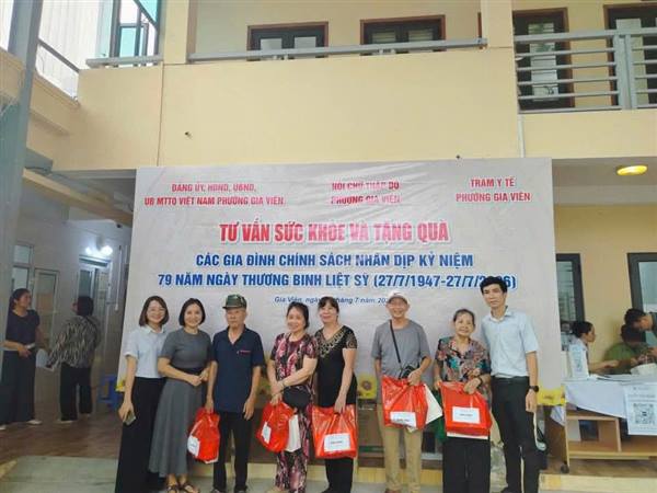 Phường Gia Viên tổ chức hoạt động tư vấn khám sức khoẻ và tặng quà cho 145 gia đình chính sách nhân dịp kỷ niệm 79 năm Ngày Thương binh Liệt sỹ (27/7/1947-27/7/2026)