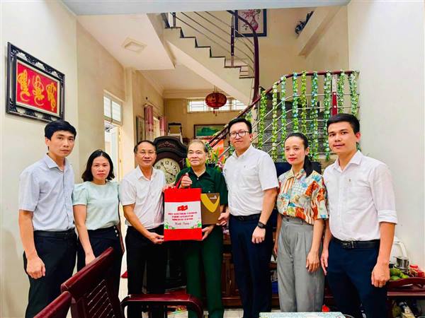 Đoàn Công tác của phường Gia Viên do đồng chí Nguyễn Chiến Vương - Phó Chủ tịch UBND phường là Trưởng đoàn cùng đơn vị tài trợ - Ngân hàng TMCP Ngoại thương Việt Nam chi nhánh Hải Phòng đã đến thăm, tặng quà một số gia đình chính sách trên địa bàn phường