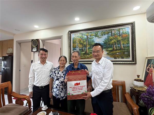 Đoàn Công tác của phường Gia Viên do đồng chí Lê Chưởng - Phó Chủ tịch UBND phường là Trưởng đoàn đã tới thăm, tặng quà và tri ân các gia đình Thương binh, thờ cúng Liệt sỹ trên địa bàn
