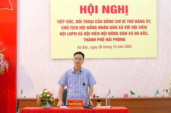 Đồng chí Phạm Văn Hùng- Bí thư Đảng ủy- Chủ tịch HĐND xã tiếp xúc đối thoại với Hội viên Hội LHPN, Hội nông dân xã