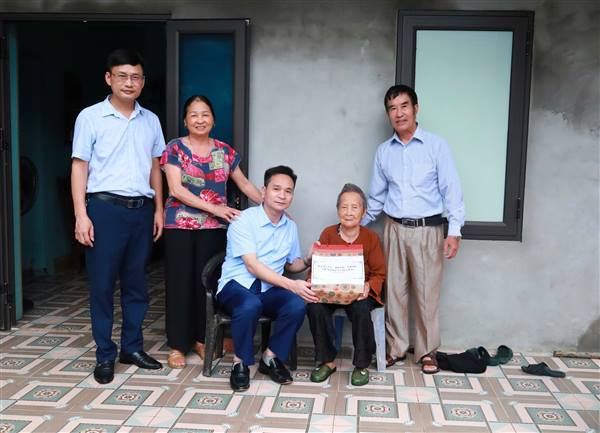 Xã Hà Bắc: 27 người cao tuổi tiêu biểu được nhận quà nhân tháng hành động vì Người cao tuổi năm 2025