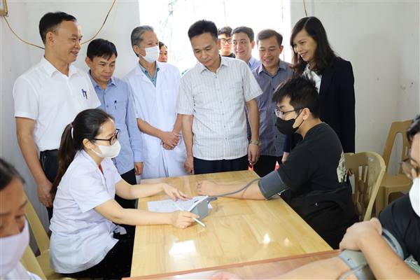 Đồng chí Phạm Văn Hùng- Bí thư Đảng ủy- Chủ tịch HĐND xã kiểm tra, động viên công tác khám sơ tuyển Nghĩa vụ quân sự  tại trạm y tế Hà Bắc số 1