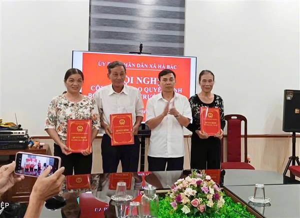 Hội nghị công bố, trao quyết định bổ nhiệm phó trưởng thôn Du La, Quan Khê và Phương La