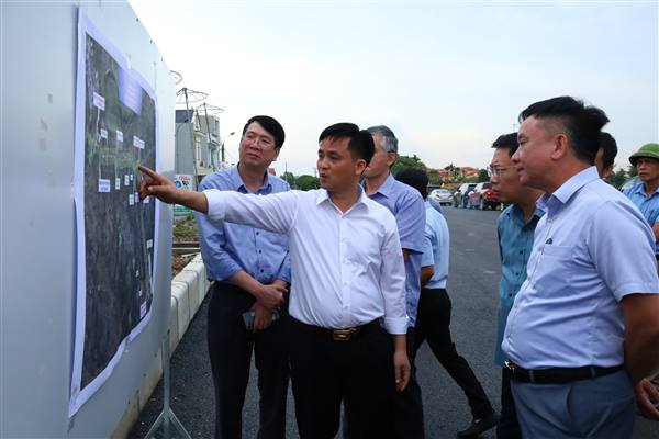 Phó Chủ tịch UBND thành phố Trần Văn Quân kiểm tra tiến độ các dự án giao thông và việc vận hành chính quyền địa phương 02 cấp tại các xã Hà Bắc, Hà Nam, Hà Đông, Hà Tây và Thanh Hà