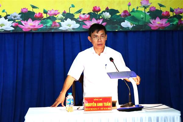 Đồng chí Nguyễn Anh Tuấn- Phó Bí thư Đảng ủy, Chủ tịch UBND xã tiếp xúc đối thoại với nhân dân thôn Cam Lộ