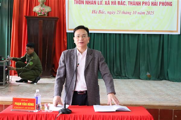 Đồng chí Phạm Văn Hùng- Bí thư Đảng ủy- Chủ tịch HĐND xã tiếp xúc, đối thoại với Nhân dân thôn Nhân Lư