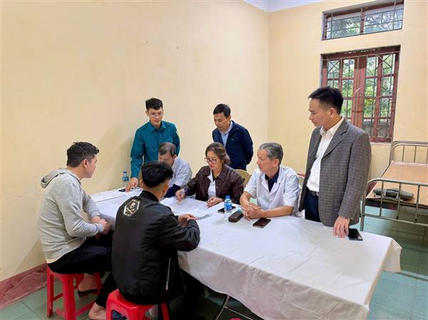 Hội đồng nghĩa vụ quân sự xã Hà Bắc tổ chức khám sơ tuyển NVQS cho than niên thôn Cam Lộ, Ngọc Lộ và Vạn Tuế