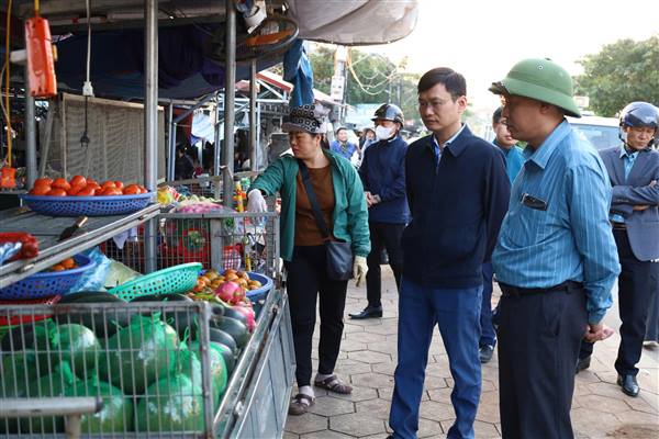 Tổ tuyên truyền số 2-Ban An toàn giao thông xã Hà Bắc ra quân tuyên truyền, xử lý các hộ lấn chiếm hành lang giao thông khu vực Chợ Côm- Thôn Cam Lộ