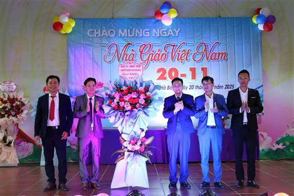 Các đồng chí lãnh đạo xã Hà Bắc đến thăm, chúc mừng các trường học nhân kỉ niệm 43 năm Ngày Nhà giáo Việt Nam 20/11