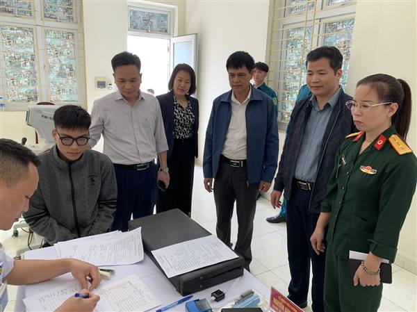 Đồng chí Phạm Văn Hùng- Bí thư Đảng ủy- Chủ tịch HĐND xã đến  kiểm tra và động viên công tác khám tuyển Nghĩa vụ quân sự khu vực