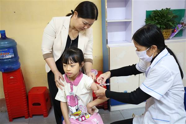 Xã Hà Bắc: Trên 400 trẻ em từ đủ 7 tuổi trở lên đang theo học lớp 2 tại các cơ sở giáo dục trên địa bàn xã đã được tiêm phòng Vacxin Uốn ván-Bạch hầu giảm liều (Td)