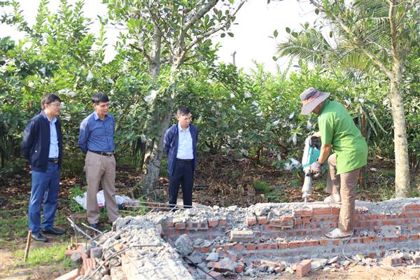 Xã Hà Bắc tháo dỡ công trình vi phạm xây dựng nhà trông coi trên đất nông nghiệp