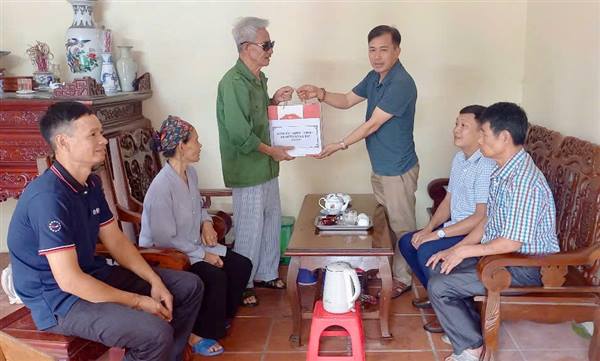  Chủ tịch UBMTTQ Việt Nam xã Hà Bắc đi thăm, tặng quà gia đình chính sách, người có công tiêu biểu