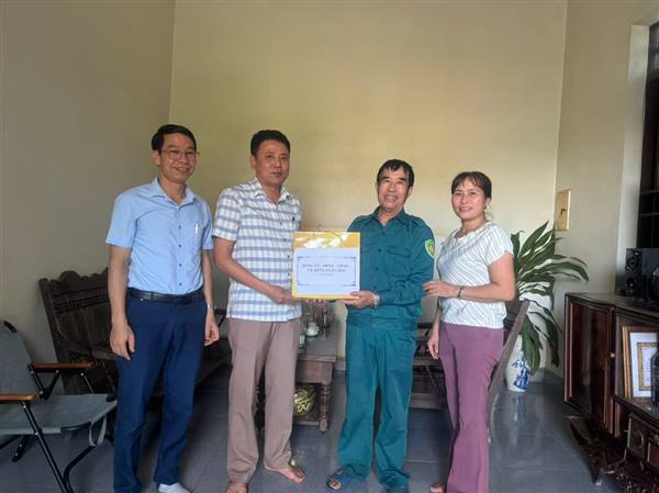 Đồng chí Phạm Đức Tiến- Phó chủ tịch thường trực UBND xã, Giám đốc trung tâm Phục vụ Hành chính công tặng quà các gia đình chính sách, người có công tiêu biểu