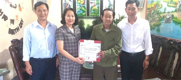 Đồng chí Phạm Thị Hoài- Phó chủ tịch HĐND xã thăm, tặng quà các gia đình chính sách, người có công tiêu biểu trên địa bàn