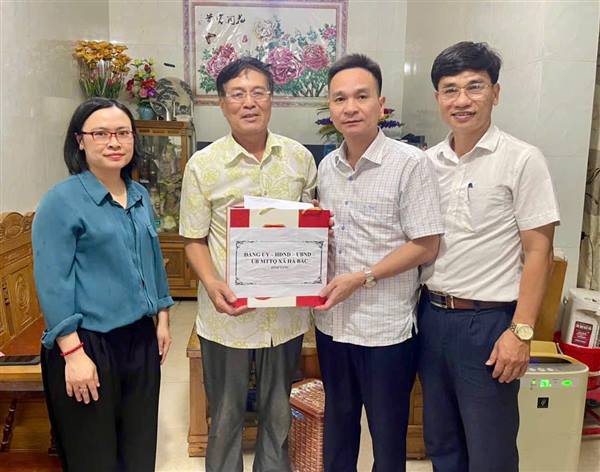 Đồng chí Phạm Văn Hùng- Bí thư Đảng ủy, Chủ tịch HĐND xã Hà Bắc đi thăm tặng quà gia đình chính sách, người có công  nhân kỷ niệm 78 năm Ngày Thương binh, liệt sĩ (27/7/1947 - 27/7/2025)