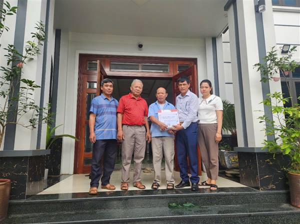 Đồng chí Nguyễn Đắc Chiếm- Phó chủ tịch UBND xã thăm, tặng quà gia đình chính sách, người có công tiêu biểu