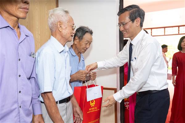 Thứ trưởng Bộ Nội vụ Cao Huy và Chủ tịch Uỷ ban MTTQ TP Phạm Văn Lập trao quà cho gia đình chính sách xã Hà Bắc