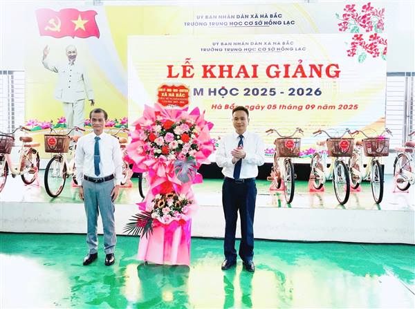 Các đồng chí lãnh đạo xã Hà Bắc dự và chúc mừng Lễ Khai giảng năm học mới 2025-2026 