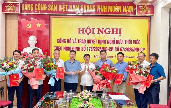 Hội nghị công bố và trao Quyết định nghỉ hưu, thôi việc theo Nghị định số 178/2024/NĐ-CP và Nghị định số 67/2025/NĐ-CP