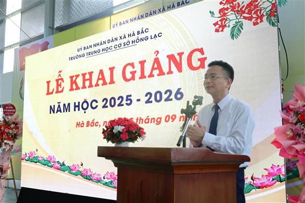 Đồng chí Phạm Văn Hùng- Bí thư Đảng ủy, Chủ tịch HĐND xã dự khai giảng trường THCS Hồng Lạc
