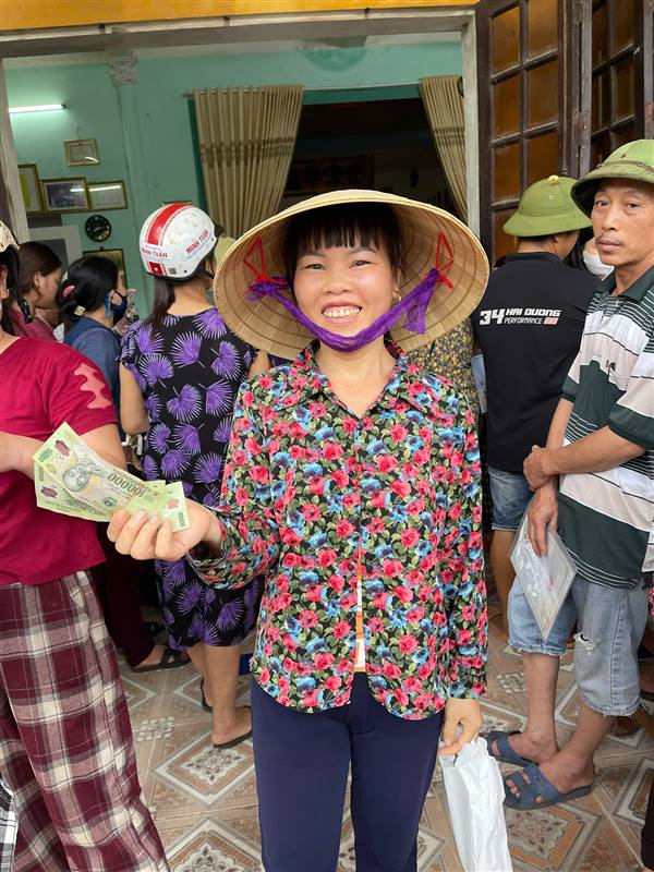 Người dân xã Hà Bắc phấn khởi nhận quà Tết độc lập của Đảng và Nhà nước