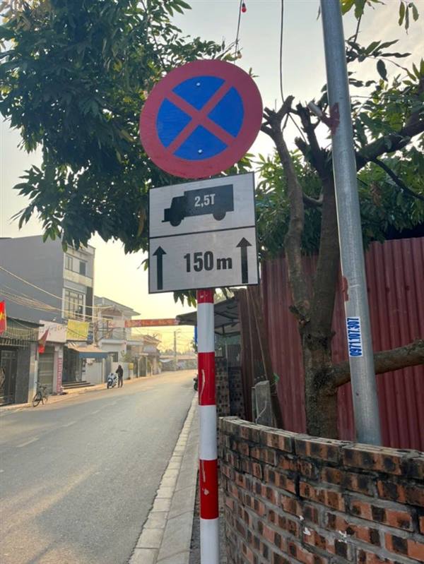 Công an xã Hà Bắc tuyên truyền và kiến nghị cắm biển báo hiệu giao thông một số tuyến đường trên địa bàn
