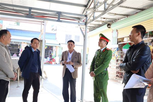 Tổ công tác số 2 Ban an toàn giao thông xã tháo dỡ các công trình vi phạm giao thông, hành lang tại chợ Côm thôn Cam Lộ