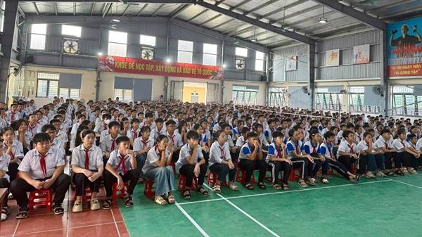 Xã Hà Bắc: Trên 1.500 giáo viên, học sinh trường THCS Hà Bắc 1 được tuyên truyền pháp luật về quản lý vũ khí, vật liệu nổ và pháo.