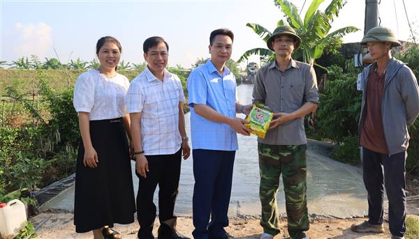 Đồng chí Phạm Văn Hùng- Bí thư Đảng ủy, Chủ tịch HĐND thăm, động viên thi công tuyến đường thôn Bắc, thôn Đông