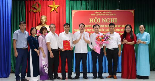 Hội nghị công bố và trao quyết định nâng cấp chi bộ trường Trung học phổ thông Hà Bắc thành Đảng bộ trực thuộc Đảng ủy xã Hà Bắc.