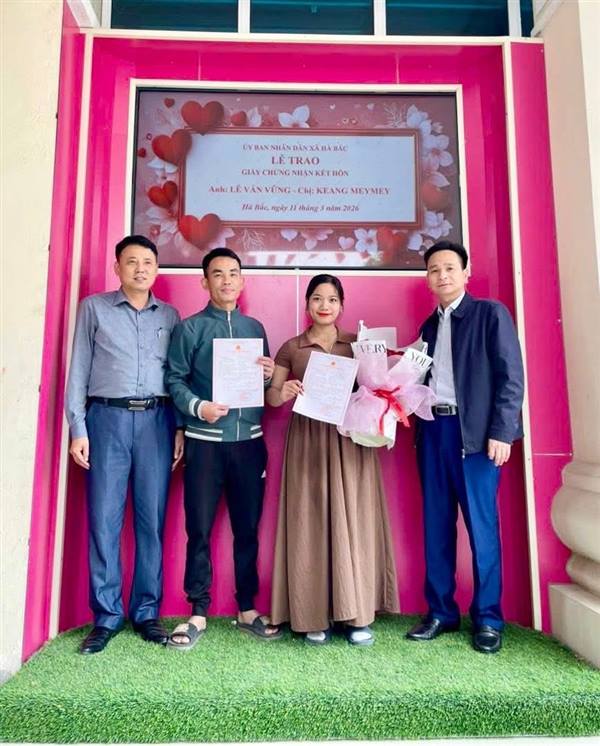 UBND xã Hà Bắc trao Giấy chứng nhận Kết hôn cho công dân 