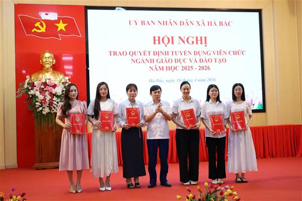  Xã Hà Bắc: Hội nghị gặp mặt và Trao quyết định tuyển dụng viên chức các đơn vị sự nghiệp Giáo dục và đào tạo năm học 2025-2026