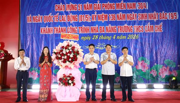 Trường THCS Cẩm Chế tổ chức liên hoan văn nghệ chào mừng 51 năm Ngày giải phóng Miền Nam thống nhất đất nước và khánh thành công trình Nhà đa năng 