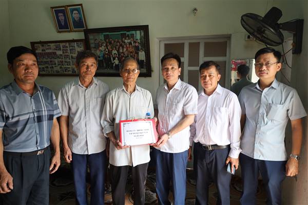 Các đồng chí lãnh đạo xã Hà Bắc  thăm, tặng quà các gia đình người có công, thân nhân gia đình liệt sĩ và công nhân có hoàn cảnh khó khăn trên địa bàn