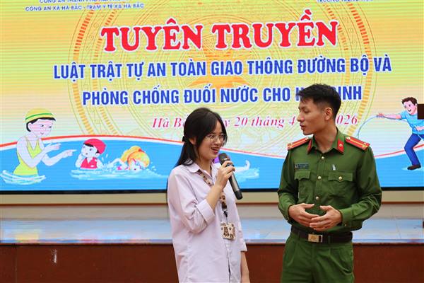 Gần 900 học sinh trường THPT Hà Bắc được tuyên truyền trật tự an toàn giao thông và phòng chống đuối nước