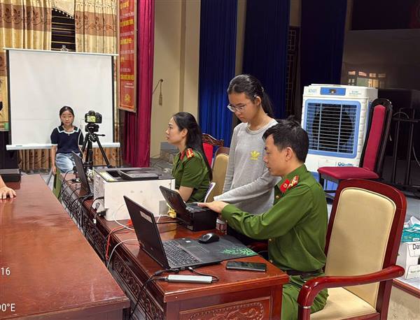CÔNG AN XÃ HÀ BẮC VÀ CÔNG AN PHƯỜNG ÁI QUỐC: PHỐI HỢP "XUYÊN ĐÊM" CẤP CĂN CƯỚC CHO HỌC SINH