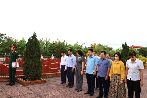 Các đồng chí lãnh đạo xã Hà Bắc dâng hương, dâng hoa viếng các Nghĩa trang liệt sĩ trên địa bàn