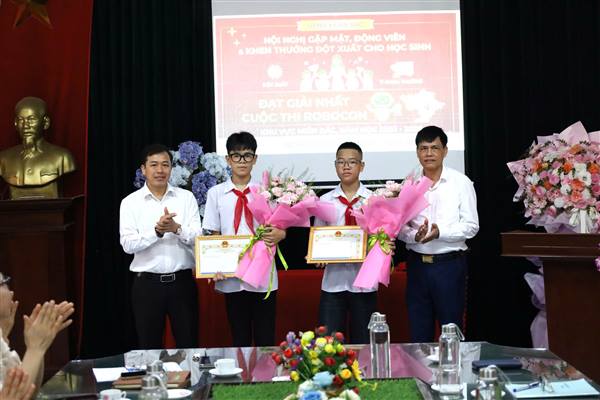 Xã Hà Bắc trao khen thưởng đột xuất cho 3 học sinh đạt giải Nhất cuộc thi Robocon ORC Khu Vực Phía Bắc