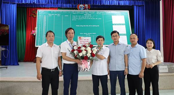 Các đồng chí lãnh đạo xã Hà Bắc đến thăm, chúc mừng Hội đồng thi tuyển sinh vào lớp 10 trường THPT Hà Bắc