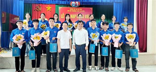 Chi bộ trường THPT Hà Bắc tổ chức kết nạp 16 đảng viên mới là học sinh lớp 12