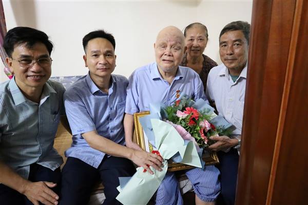 Đồng chí Phạm Văn Hùng- Bí thư Đảng ủy, Chủ tịch HĐND xã trao Huy hiệu Đảng tại nhà cho cho đảng viên cao tuổi, sức khỏe yếu.