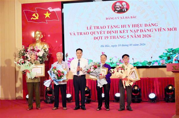Đảng ủy xã Hà Bắc trao Huy hiệu Đảng đợt 19/5 cho 30 đảng viên và Trao Quyết định kết nạp đảng viên mới 
