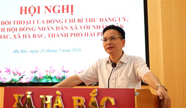 Đồng chí Phạm Văn Hùng- Bí thư Đảng ủy, Chủ tịch HĐND xã tiếp xúc, đối thoại với nhân dân thôn Bắc
