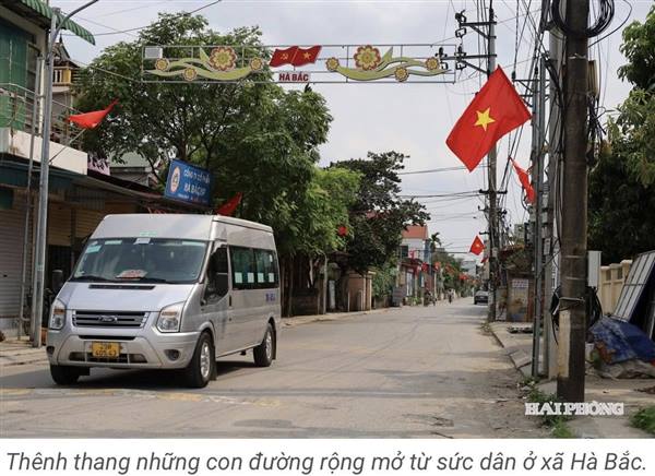 Ủy ban MTTQVN xã Hà Bắc (Hải Phòng) phát huy sức dân xây dựng nông thôn mới, nổi bật với các tuyến đường mở rộng và rợp cờ Tổ quốc.