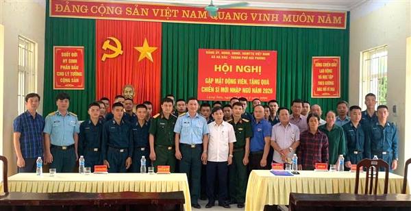 Xã Hà Bắc đến thăm, động viên và  tặng quà chiến sĩ nhập ngũ năm 2026