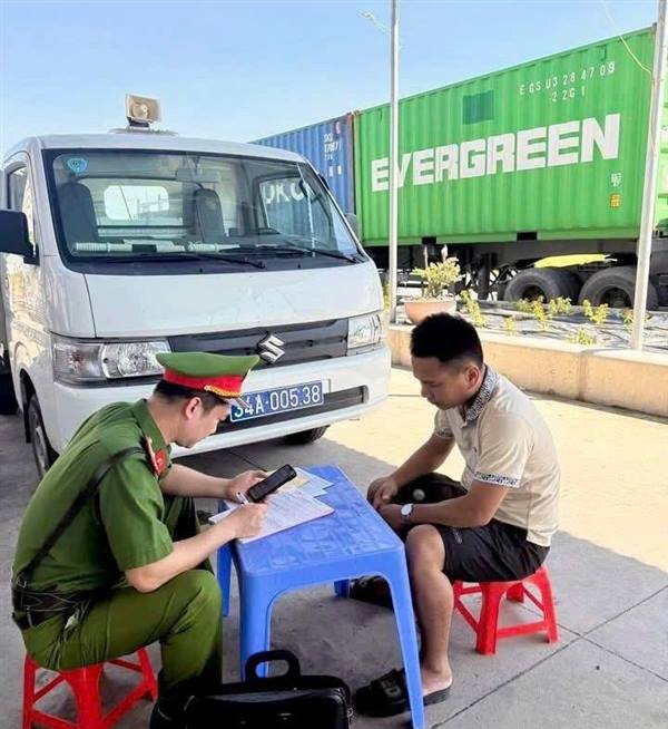 CÔNG AN XÃ HÀ BẮC TĂNG CƯỜNG TUẦN TRA, XỬ LÝ CÁC LÁI XE Ô TÔ TẢI ĐỖ, DỪNG SAI QUY ĐỊNH GÂY MẤT AN TOÀN GIAO THÔNG